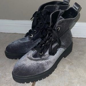 Y2K gray velvet combat style boots w/ laces and zipper. Like new. Sz 8
